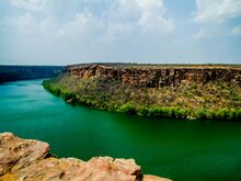 चित्र:Chambal-river-gorge.jpg