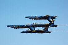 चित्र:Blue angels double farvel.jpg