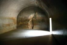 चित्र:Barabar caves Sudama inside.jpg